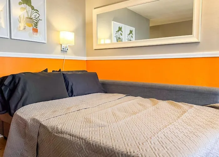 Holiday home 8 Large With 12 Bedrooms And Parking And Wifi Pittsburgh