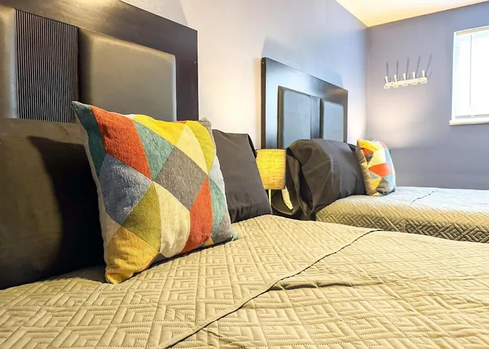 8 Large With 12 Bedrooms And Parking And Wifi Holiday home *