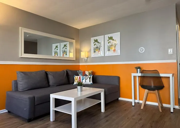 8 Large With 12 Bedrooms And Parking And Wifi Holiday home