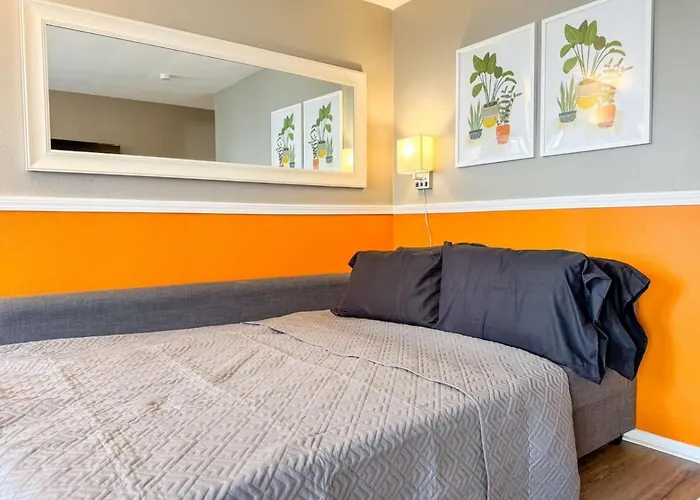 8 Large With 12 Bedrooms And Parking And Wifi Holiday home *
