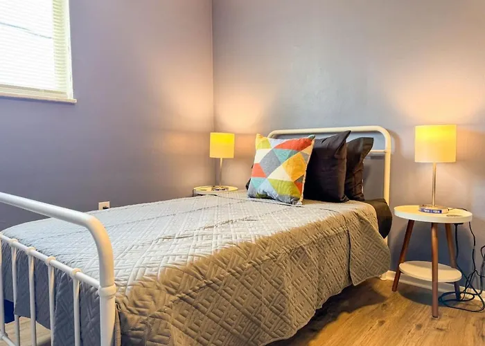 Holiday home 8 Large With 12 Bedrooms And Parking And Wifi Pittsburgh