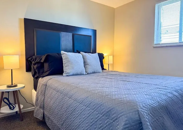 8 Large With 12 Bedrooms And Parking And Wifi * Pittsburgh