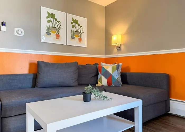 8 Large With 12 Bedrooms And Parking And Wifi Pittsburgh
