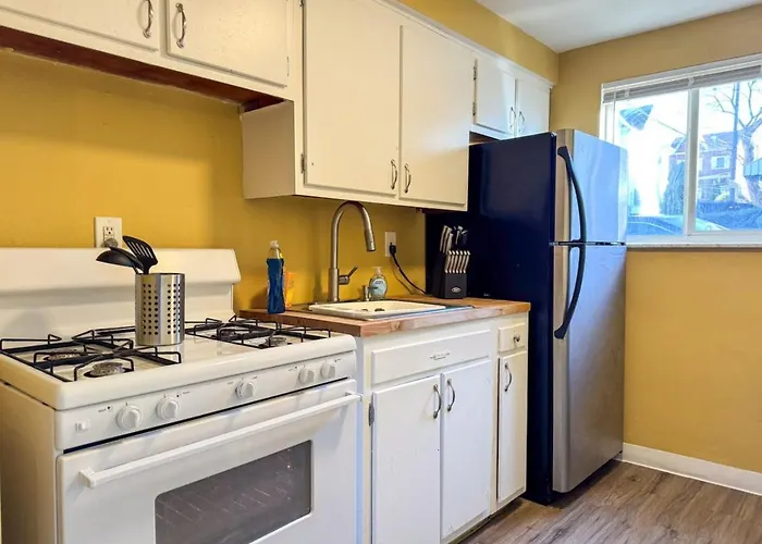 8 Large With 12 Bedrooms And Parking And Wifi Holiday home Pittsburgh