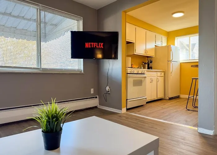 8 Large With 12 Bedrooms And Parking And Wifi