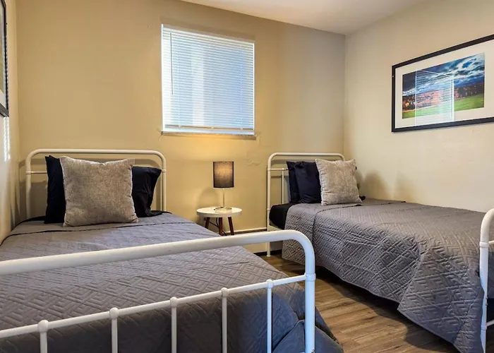 8 Large With 12 Bedrooms And Parking And Wifi Pittsburgh