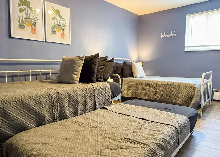 Holiday home 8 Large With 12 Bedrooms And Parking And Wifi Pittsburgh