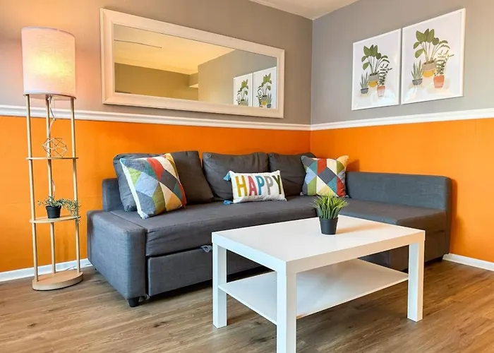 8 Large With 12 Bedrooms And Parking And Wifi