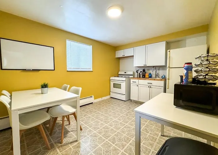 8 Large With 12 Bedrooms And Parking And Wifi