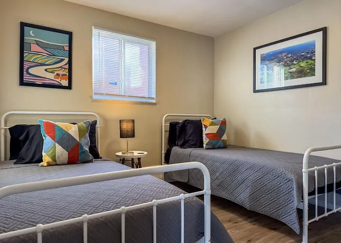 8 Large With 12 Bedrooms And Parking And Wifi *