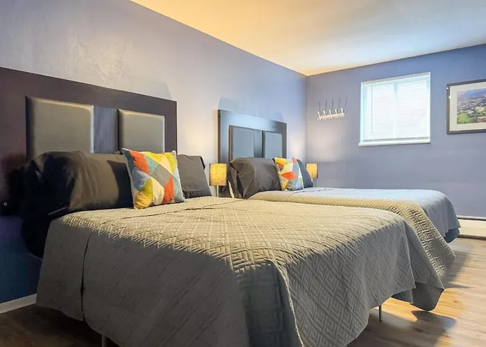 8 Large With 12 Bedrooms And Parking And Wifi * Pittsburgh