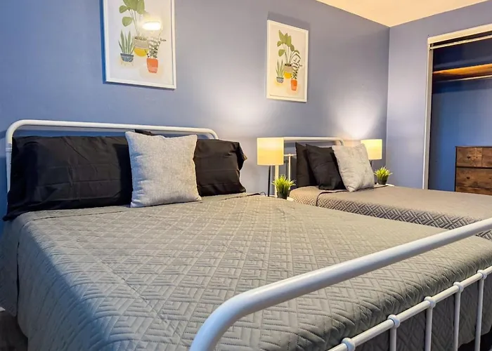 8 Large With 12 Bedrooms And Parking And Wifi Holiday home